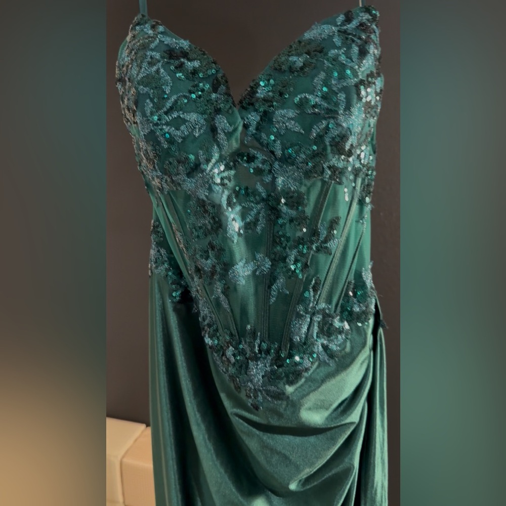 Elegant Green Sequin Gown - strapless